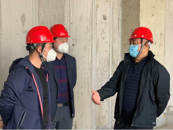 公司總經(jīng)理劉春一行到二醫(yī)院、國(guó)瑞項(xiàng)目進(jìn)行疫情防控復(fù)工復(fù)產(chǎn)檢查