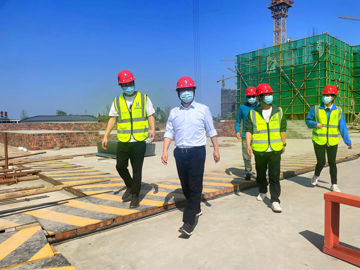 公司黨委書記、執(zhí)行董事朱軍到草池、簡(jiǎn)陽(yáng)東城新區(qū)C9項(xiàng)目檢查安全生產(chǎn)及疫情防控工作