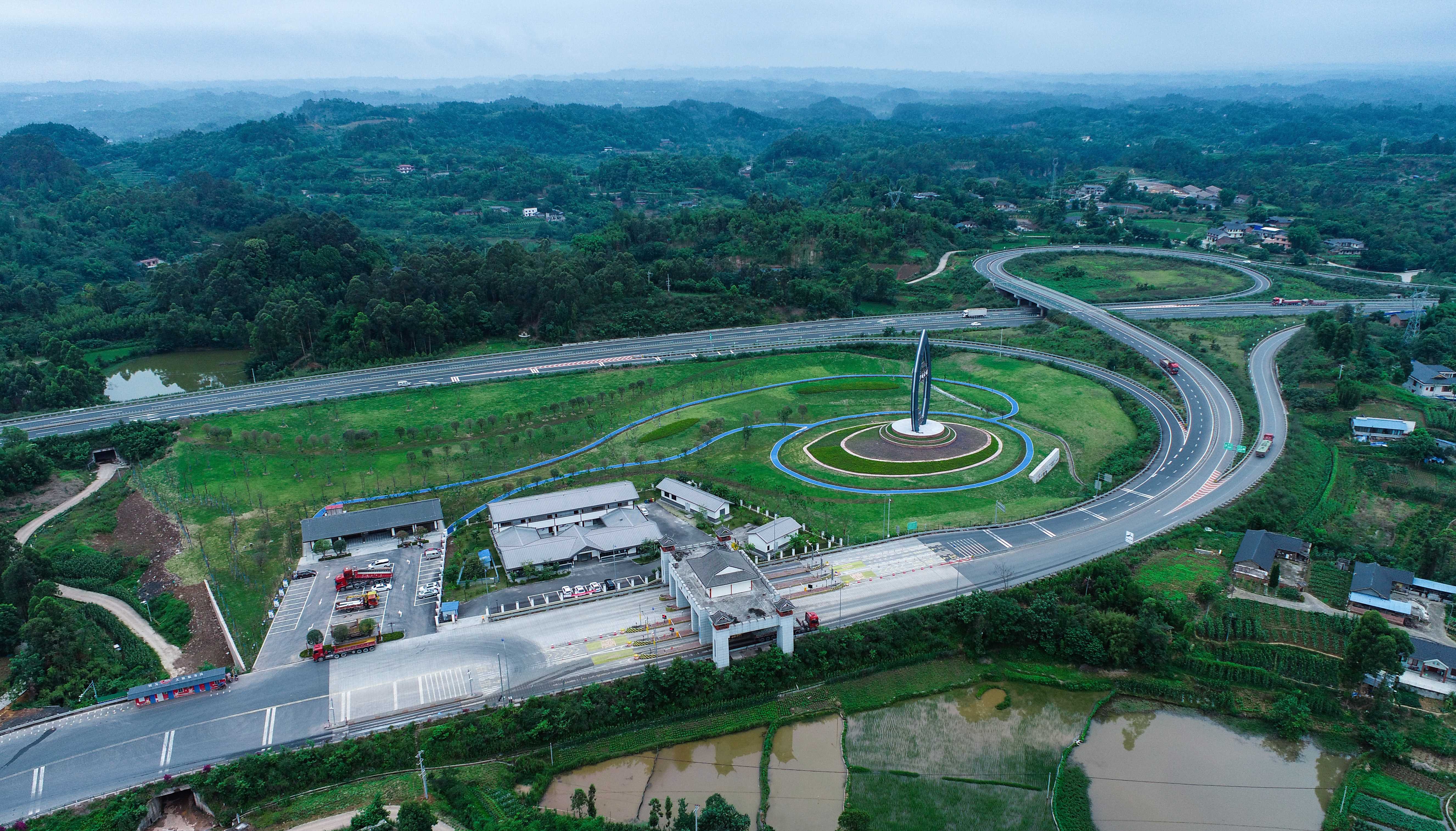 【這里是華安】全景呈現(xiàn) 犍為縣羅城古鎮(zhèn)繞城旅游公路工程（一標段）項目高清實拍！