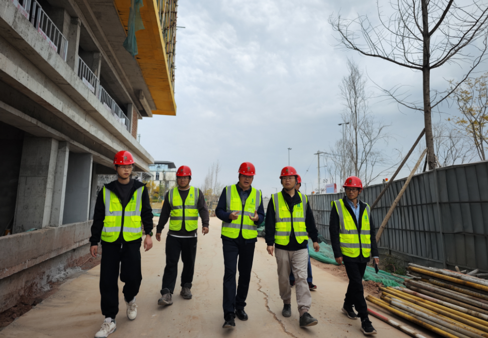 公司黨委副書記、總經(jīng)理徐文忠一行到通航青年國(guó)際社區(qū)項(xiàng)目督導(dǎo)復(fù)工復(fù)產(chǎn)工作