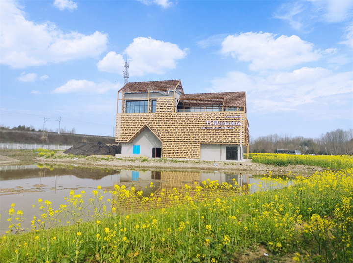 個人二等獎   楊熒瑩  藍天下的湖畔.jpg