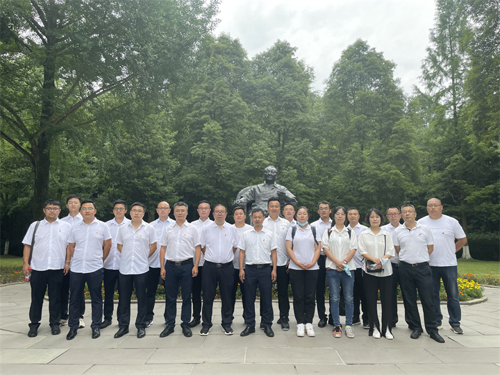 1657004244994657.jpg 銅像合照2.jpg